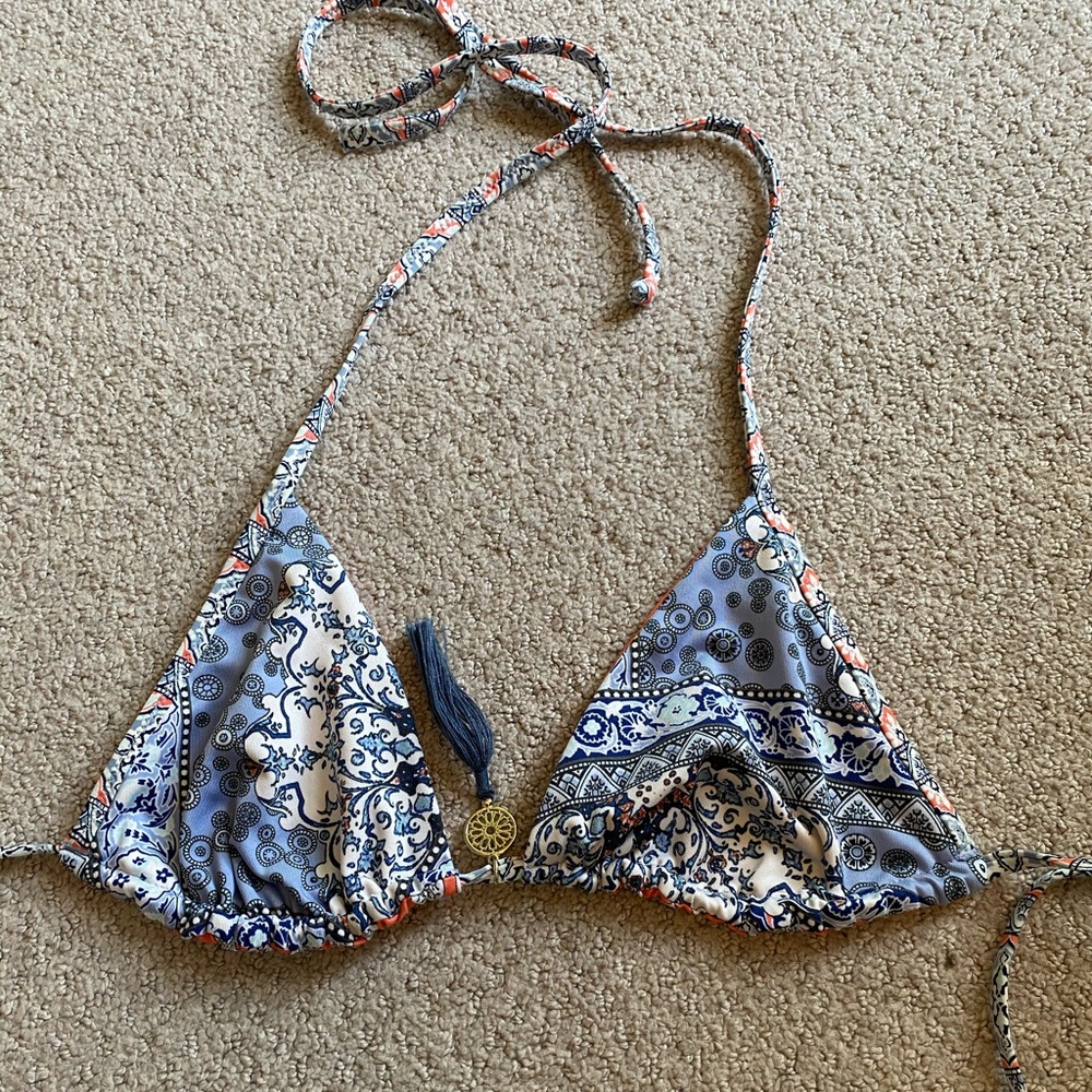 Reversible triangle bikini top with tassle